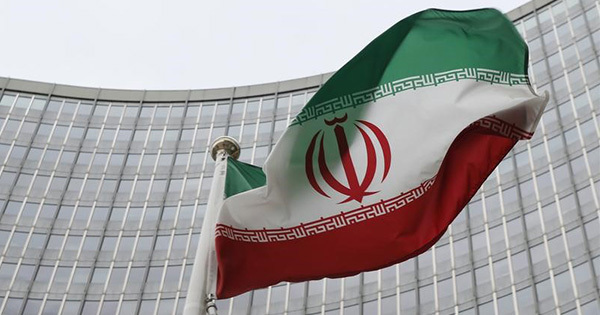 IAEA本部前ではためくイラン国旗 IAEA本部前ではためくイラン国旗