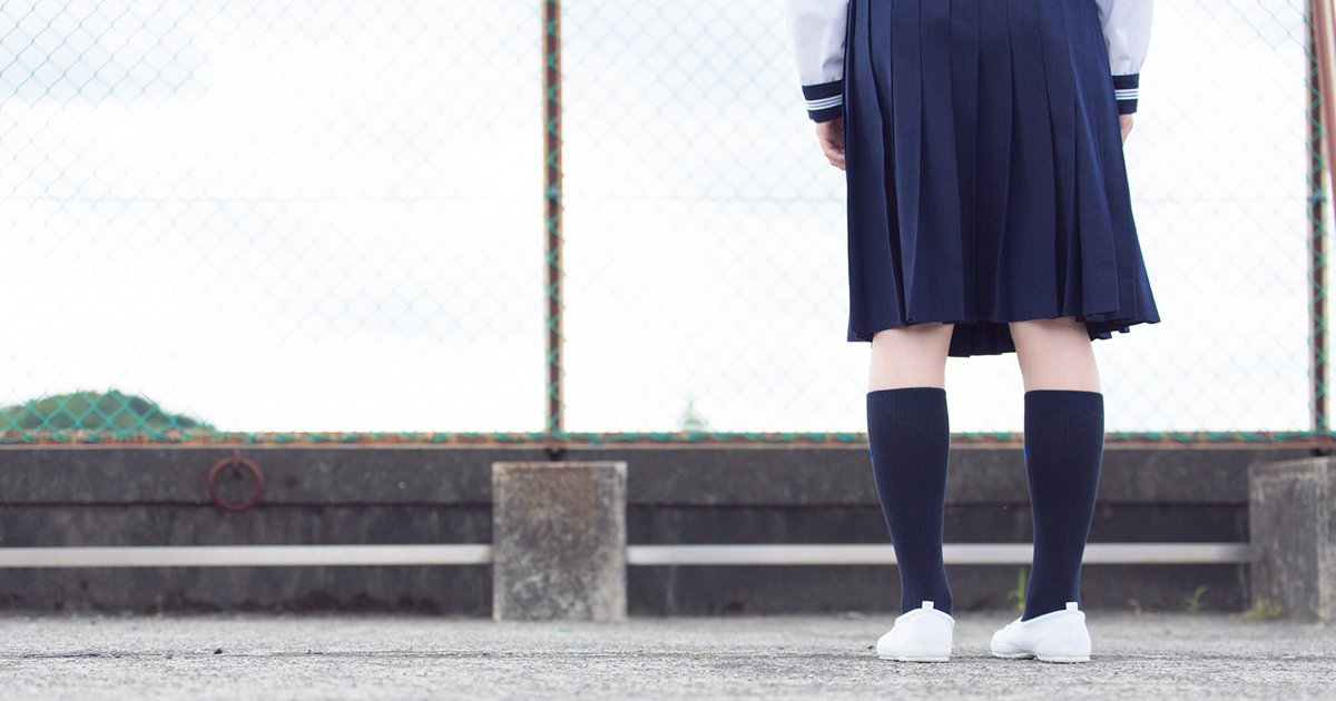 いじめに悩み屋上にいる女子高生