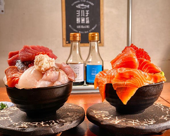 「シハチ鮮魚店」のシハチの市場海鮮丼とサーモンいくら丼