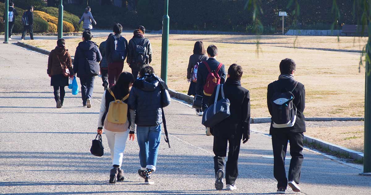 家族が試験会場に来る学生は落ちる!? 受かる学生の「親」の特徴とは？