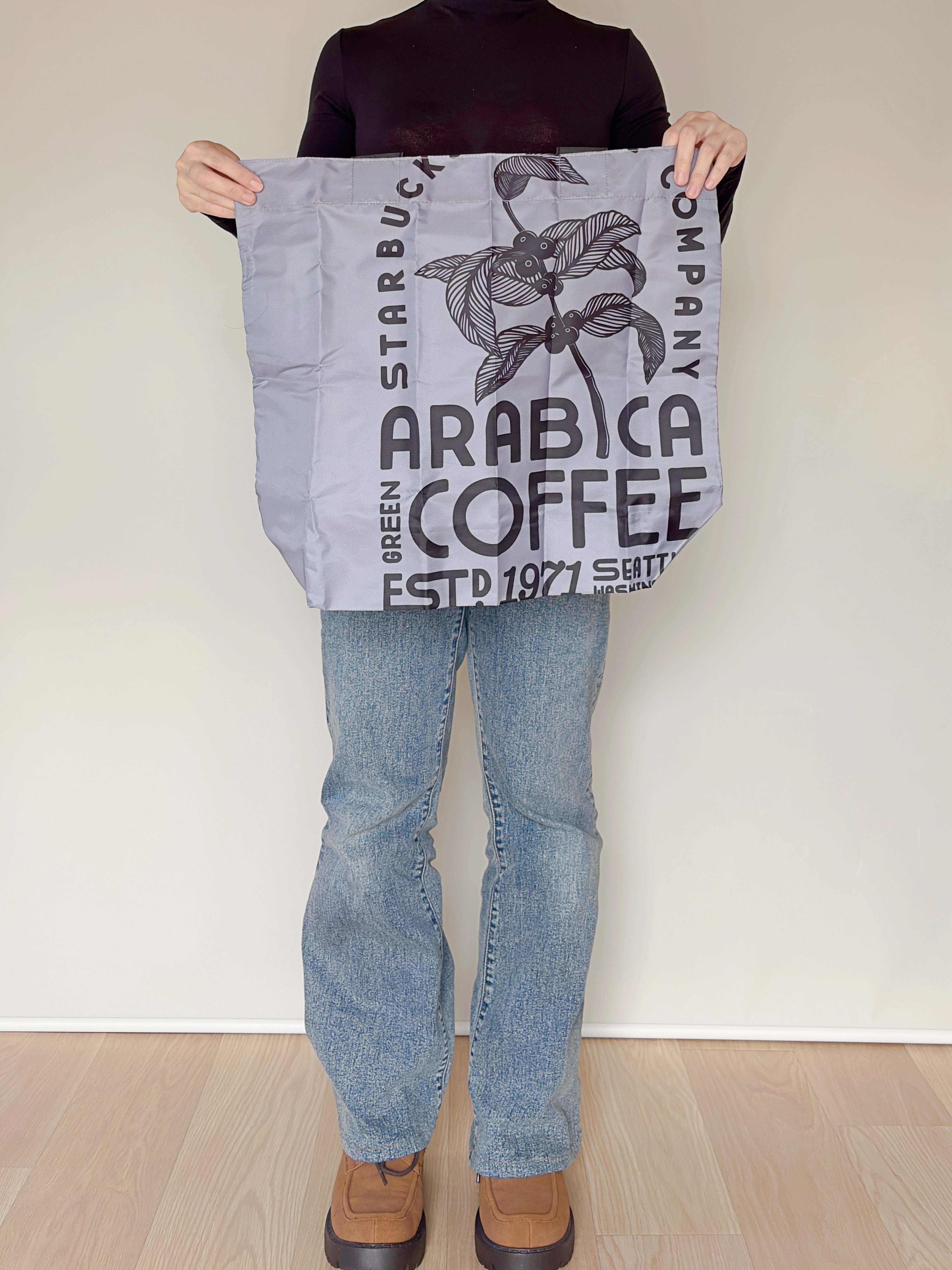 「自分用とプレゼント用で2個購入しました」スタバの“マグカップみたいなエコバッグ”が可愛すぎる！「カップの形に一目惚れ」「大容量なのでたくさん買物しても大丈夫」