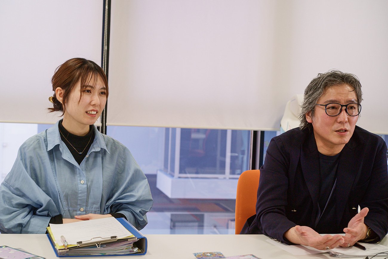 画像：株式会社クーリア開発部デザイナーの山崎菜央さん（左）と社長室室長の倉掛誠一さん（右）