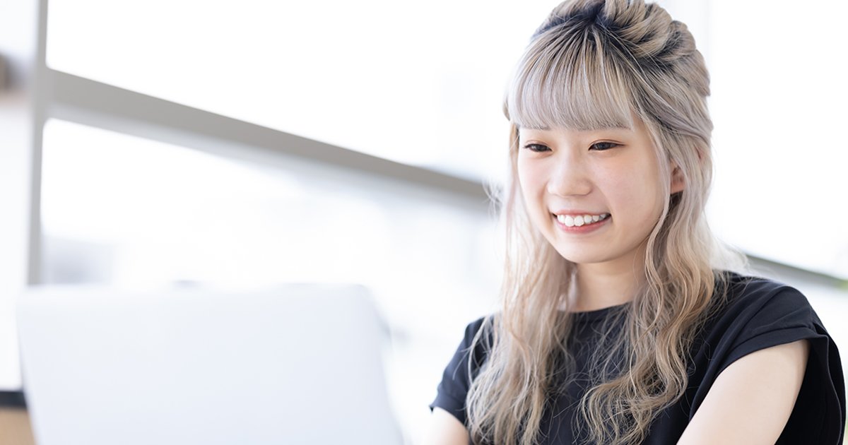 オンライン授業を受ける女子大学生