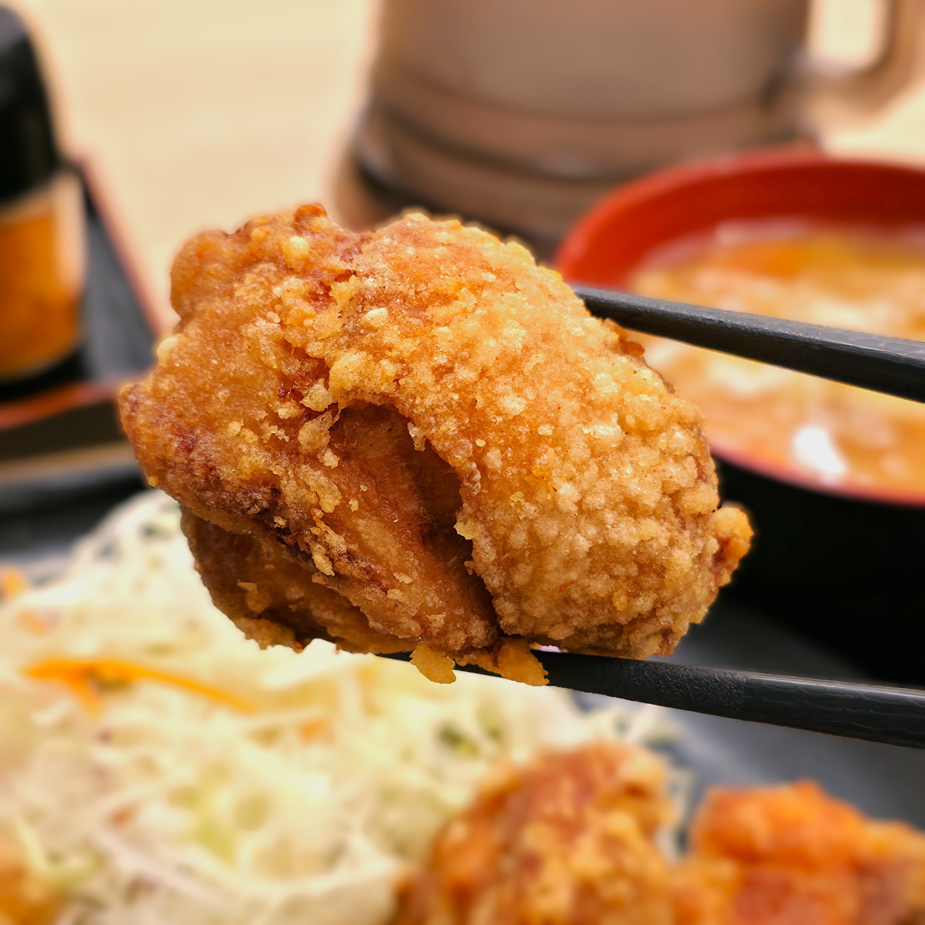 「吉野家で一番美味いのは唐揚げ」「デカいし、おいしい」吉野家の“から揚げ定食”食べ応えがスゴかった！「から揚げの吉野家でもいいぐらい」