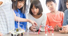 「ターミネーター」とは真逆!「食卓の隅で新聞を読むお父さん」型ロボットが人の心を動かす納得のワケ【開発者が語る】