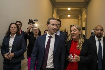 フェイスブックCEOがロビイ活動開始、議員と夕食会で激論
