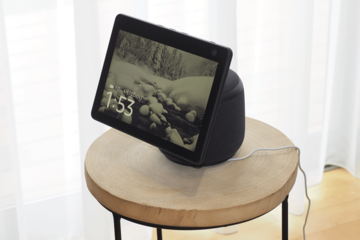 Amazonが「Echo Show 10」の説明会を開催、関根勤とモノマネ対決も