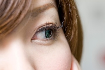 なぜ「オジさん」を見てしまうのか…トッププレゼンターに学ぶ「視線誘導」