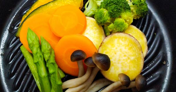 揚げ物を食べるときは、温野菜やサラダなどでできるだけ野菜・キノコ類を食べるようにしましょう　Photo: PhotoAC