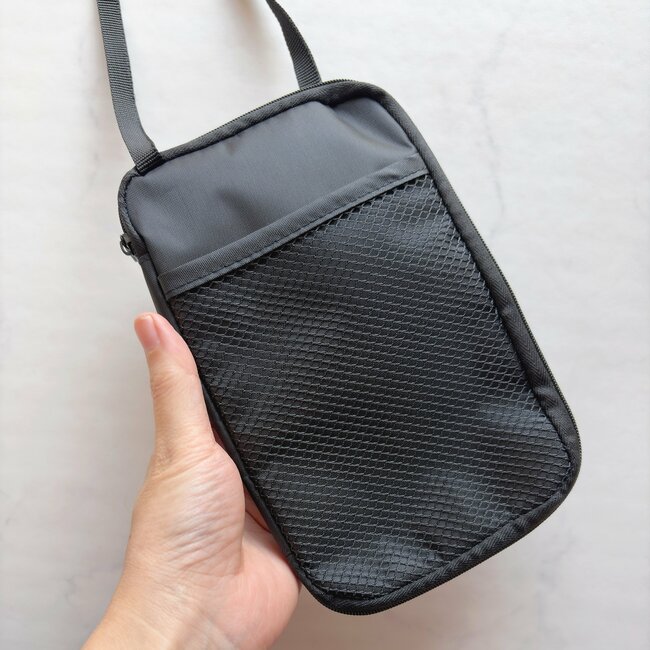 もう普通の財布に戻れないかも…！ダイソーの「手ぶらで持てる財布」カード15枚とスマホが入って天才すぎる！