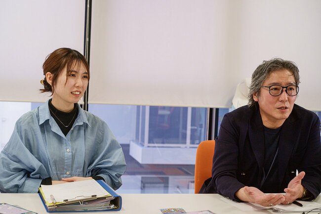 画像：株式会社クーリア開発部デザイナーの山崎菜央さん（左）と社長室室長の倉掛誠一さん（右）