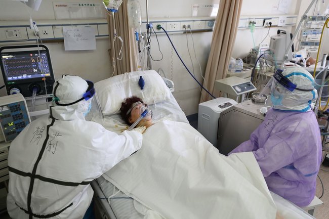 武漢の病院内で患者を治療する医療スタッフ