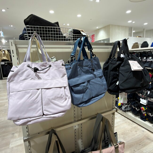 外ポケットが大きくて使いやすい…！ワークマンの“めちゃ軽ショルダーバッグ”収納力バツグンだし、身軽に動けて楽ちん！