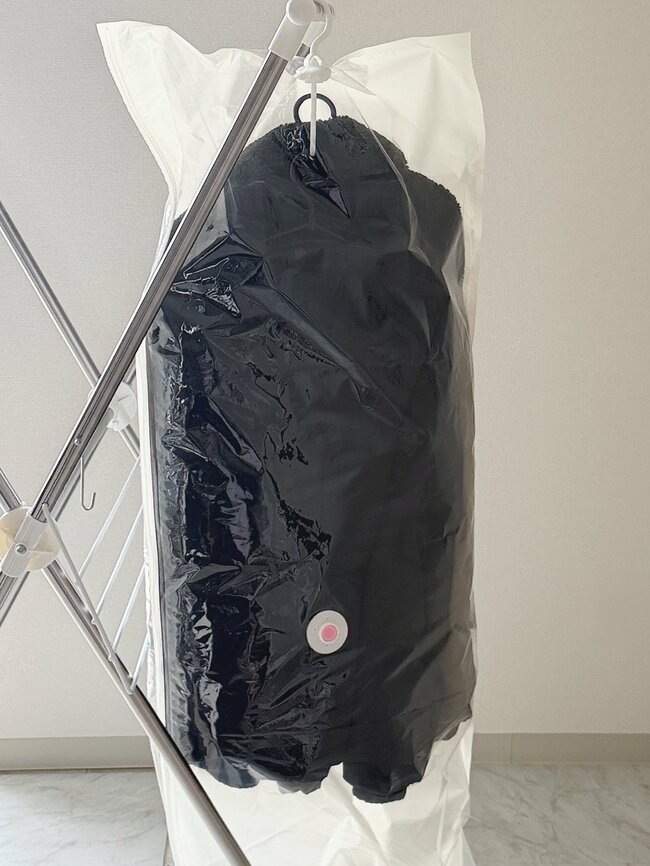 厚手のアウターがぺちゃんこに…！3COINSの“天才収納グッズ”でクローゼットがすっきりした！「スペースができてありがたい！」「衣替え時に役立つ」