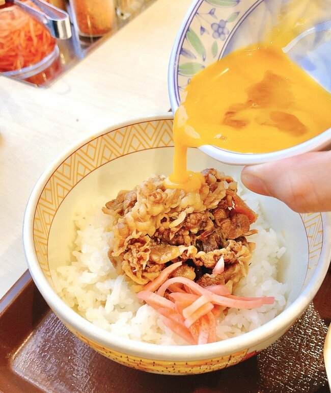 「すき家で1番コスパい」「最強だと思います」すき家の“お肉2倍モーニング”550円とは思えないボリュームに感動！「コスパ飯の極み」