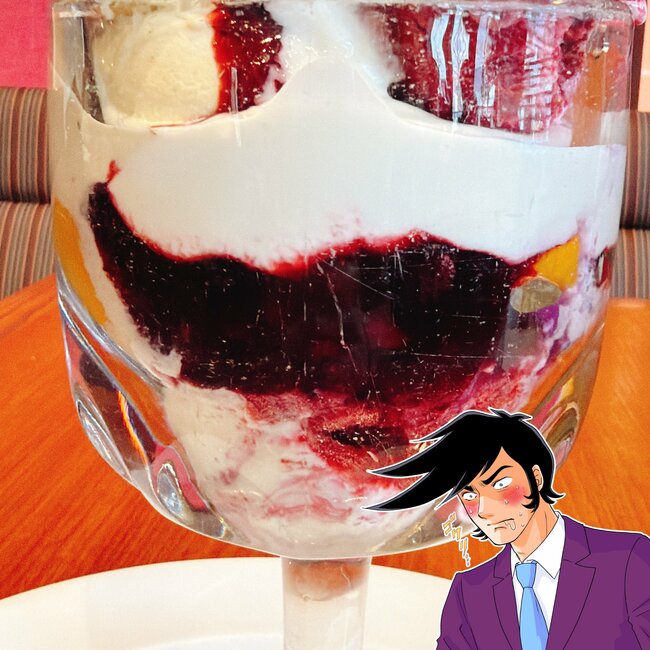 「想定外のサイズでした」「でかすぎんだろ」ロイヤルホストの“てんこ盛りスイーツ”ボリュームすごくて笑った!「圧倒的存在感」