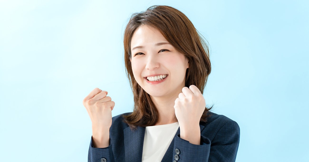 がんばるポーズの女性