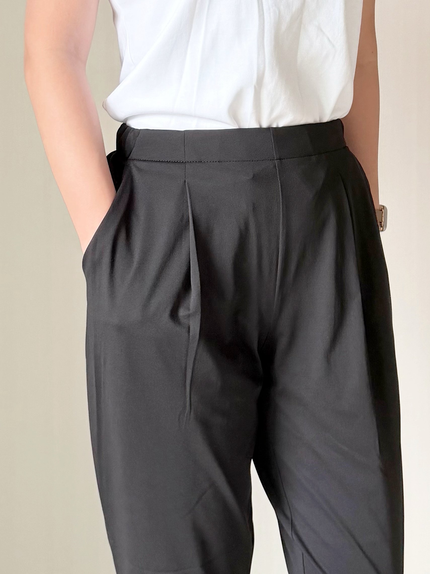【GU】「はいてないくらい涼しい！」990円の“細見えパンツ”が夏にピッタリの気持ちよさ！「3色全部買った」「軽いし体のラインを拾わない」《購入レビュー》