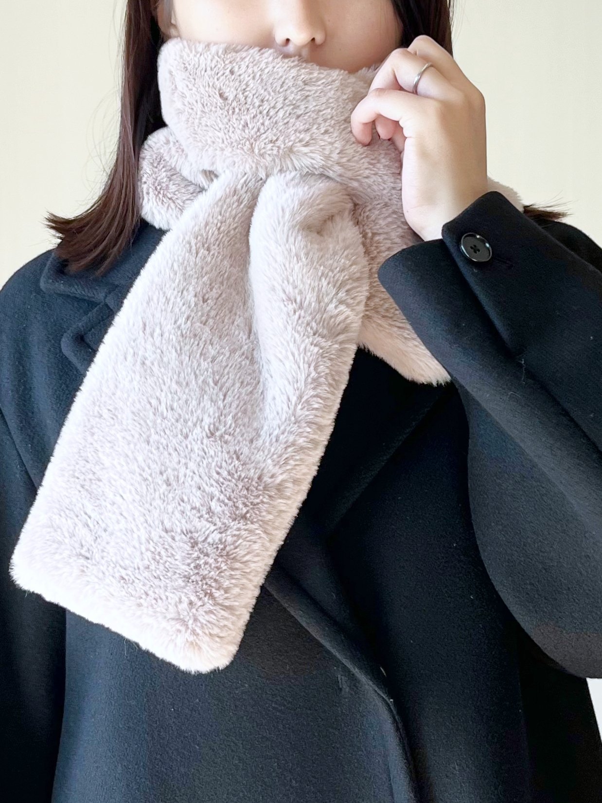 「友達に褒められた」ハニーズの“ミニサイズのマフラー”毛布みたいにフワフワだし口元まで温かい!!「色違いで購入」「本当にかわいい」