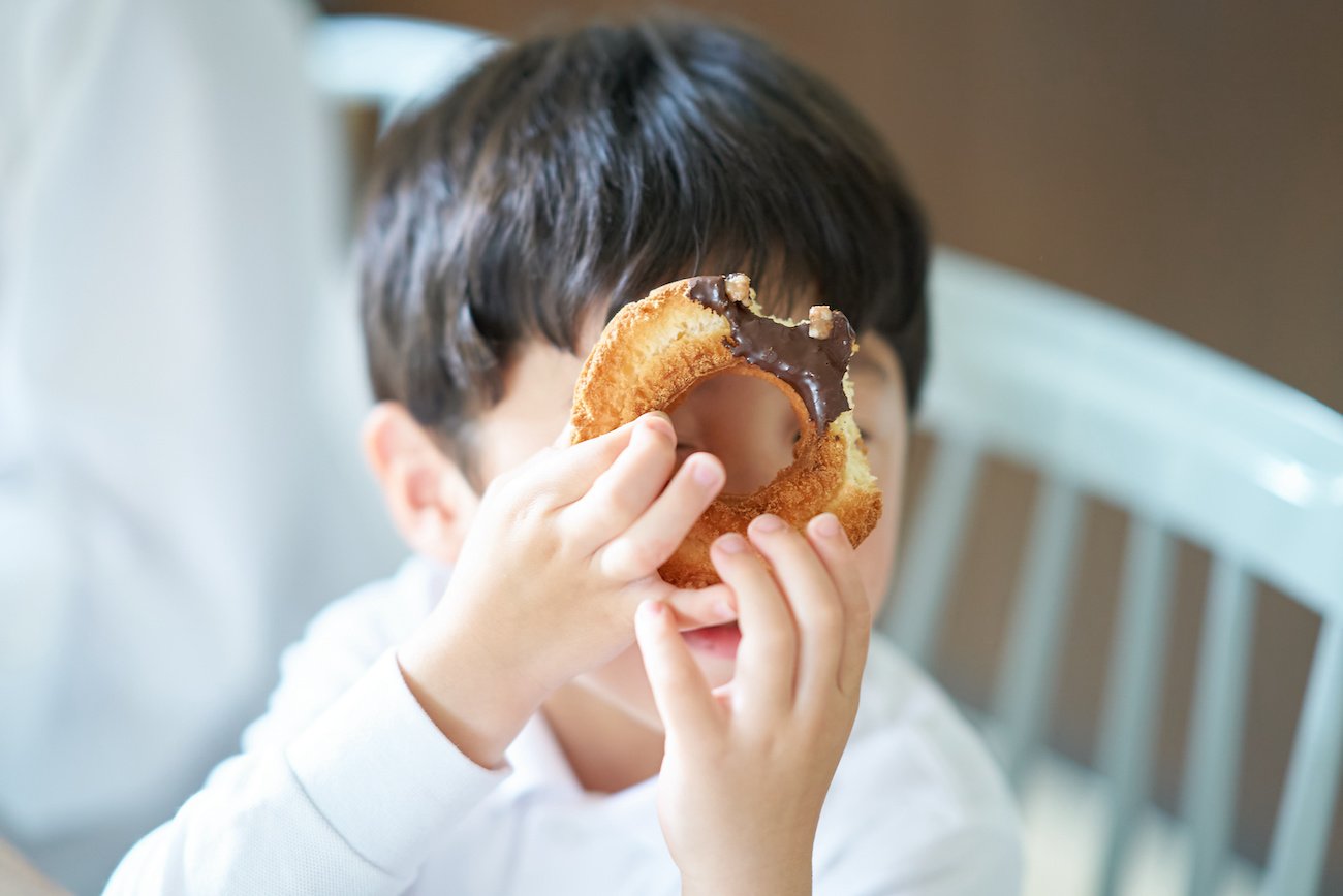 【小児科医が教える】「甘いおやつの習慣がある子、ない子」。成人後に表れる違いとは