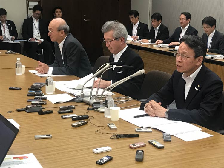 関西電力 炎上!#05 関西電力の岩根茂樹社長(右)