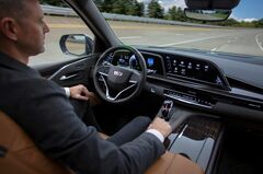 手放し運転できる車、スマホ操作どう防ぐ？