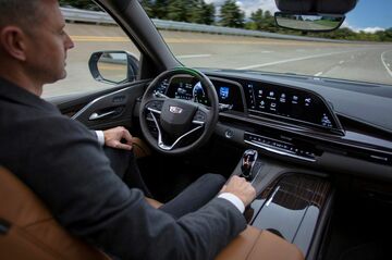 手放し運転できる車、スマホ操作どう防ぐ？