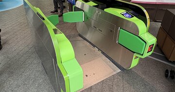 改札の「ピッ」がなくなる？JR東「素通り改札」公開、Suicaで進む“改札消滅”の現実味と課題