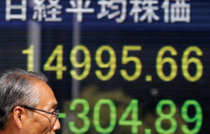 消費税引き上げ判断に暗雲 米国発の世界同時株安の激震