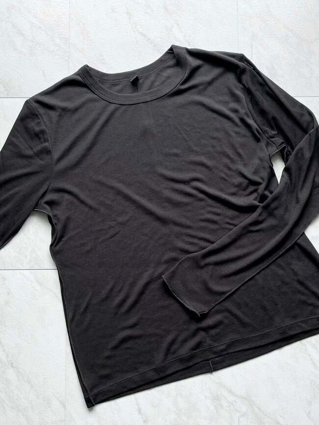 レビュー1500件越え…！GUの“コスパ抜群トップス”1枚でも重ね着でもたっぷり着回せる！「4色購入しました」「1年中使える」