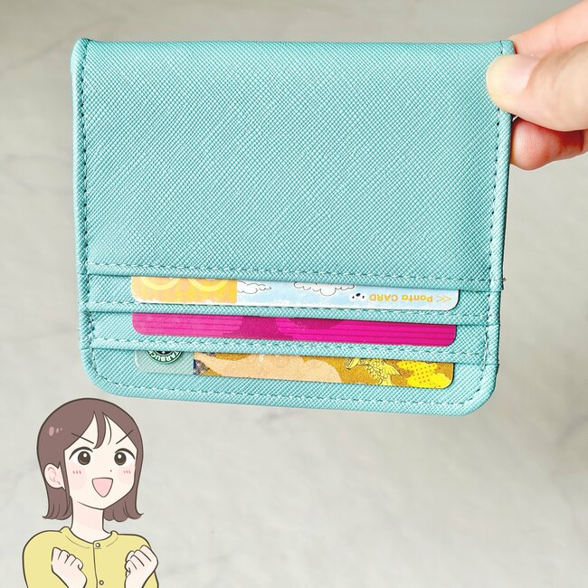 「色違いで2つ購入」3COINSの“ぺたんこ財布”コンパクトなのにカードが15枚入った！「薄くて軽い」「小さいカバンでも全然入る」