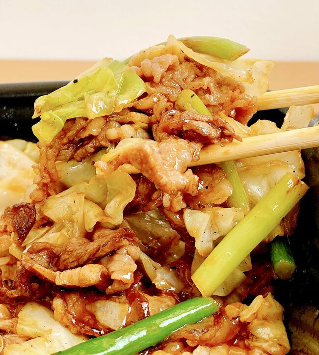 おかずの量がヤバイって…！ほっともっとの“ヤケクソどんぶり”お肉と揚げ物がパンパンに盛られてるの！「上京したての学生メシみたい」「ウマー定番にしてほしい」《購入レビュー》