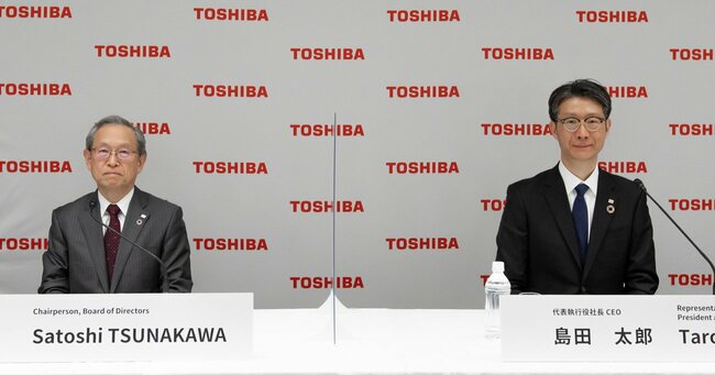 3月1日に東芝社長兼CEOに就任した島田太郎氏（右）と前任の綱川智氏