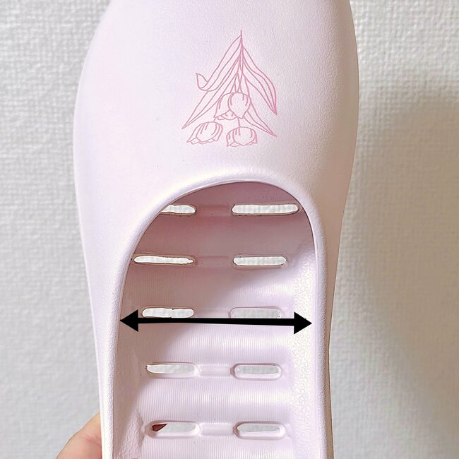 もっと早く出会いたかった～！ダイソー姉妹店の「お風呂用スリッパ」がめっちゃ天才！水が溜まらないから足が濡れないんです！