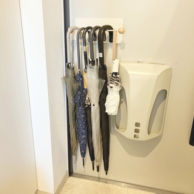 「こういうのを探してた」3COINSの“浮かせるオシャレ収納”傘5本がスッキリ片付いた！「とにかく可愛い！」「購入して大正解」