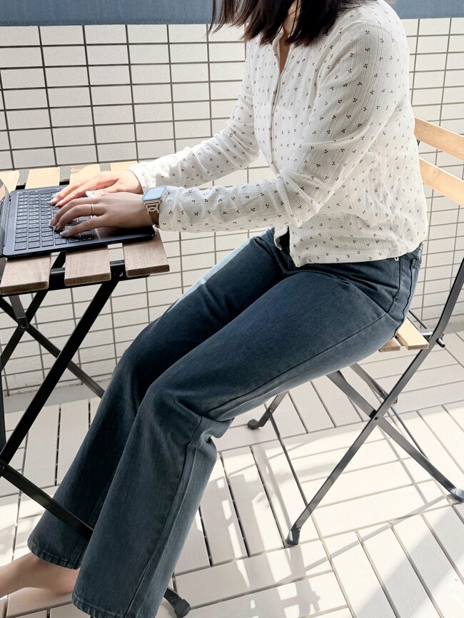 「とても綺麗なシルエット」「スタイル良く見えてびっくり」ユニクロの“新作ジーンズ”はくだけで脚長に見えてスゴい！「とても気に入りました」