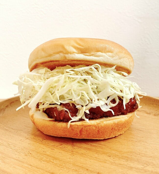 「ボリュームえぐい」「デカすぎる」ケンタッキーの“やけくそバーガー”卵たっぷりで幸福感がすごい！「思った以上にでかくて食べるの大変だった」《実食レビュー》