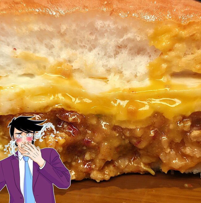 思わず目を疑ったよ…！コメダ珈琲の“衝撃的な新メニュー”具材が滝のようにあふれてくる！「旨いけど食いづらいぜ」「マジで気に入っちゃった」