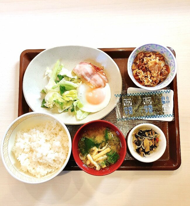 「コスパ最強ですよ」「やっぱりこれが一番好き」すき家の“570円モーニング”おかずたっぷりでボリューム満点!「こういうのでいいんですよ」
