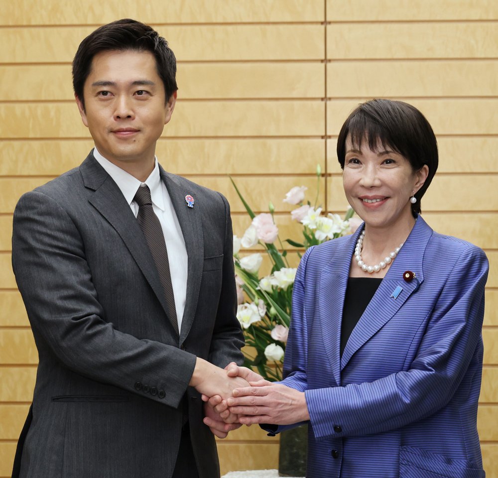 首相指名後、与党党首会談に臨む自民党の高市早苗総裁(右)と日本維新の会の吉村洋文代表