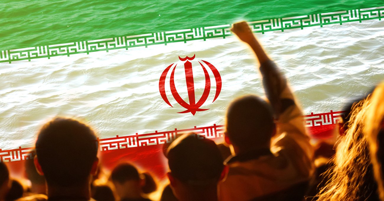 イラン国旗に集まる人々