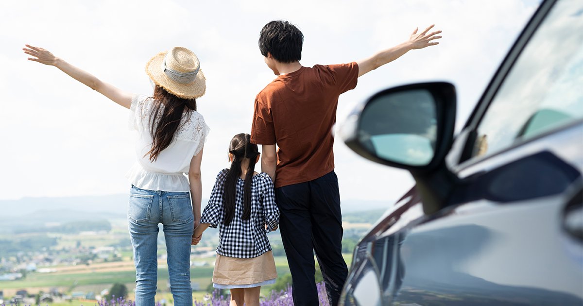 車で旅行中の家族
