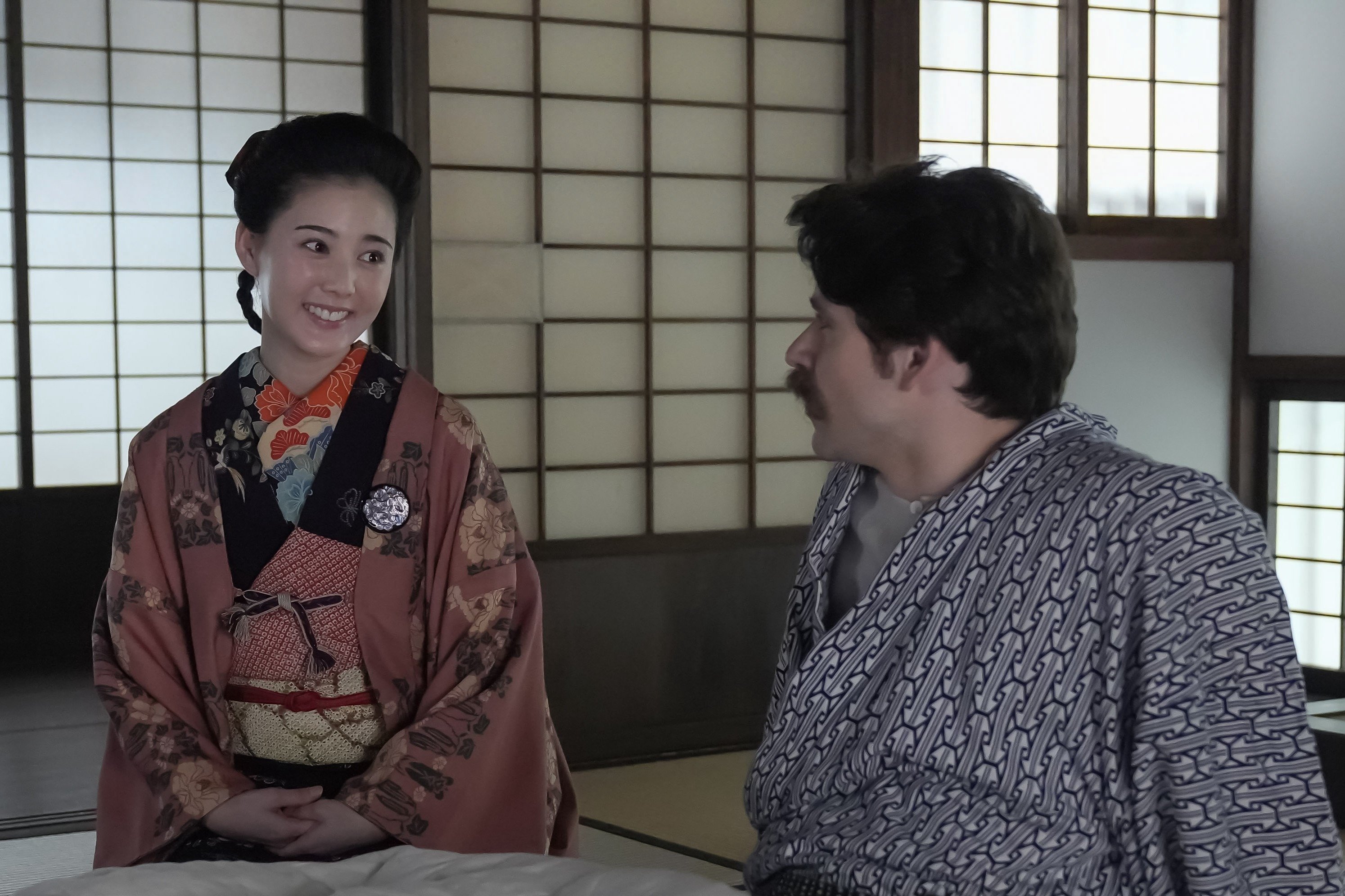 「湯たんぽ」の演技が秀逸!トミー・バストウがもらした台詞に共感してしまう〈ばけばけ第49回〉