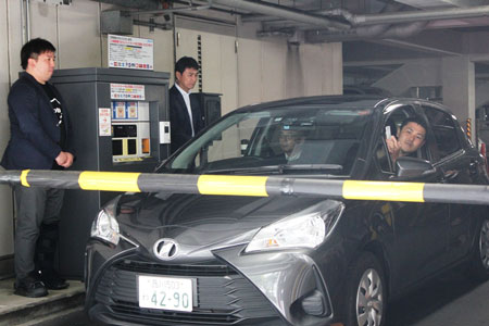 渋滞を引き起こすゲート式駐車場