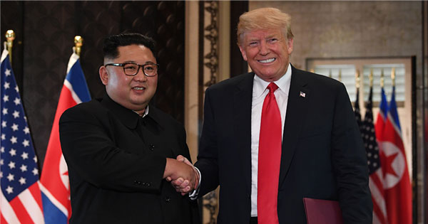握手を交わすトランプ大統領と金委員長 握手を交わすトランプ大統領と金委員長