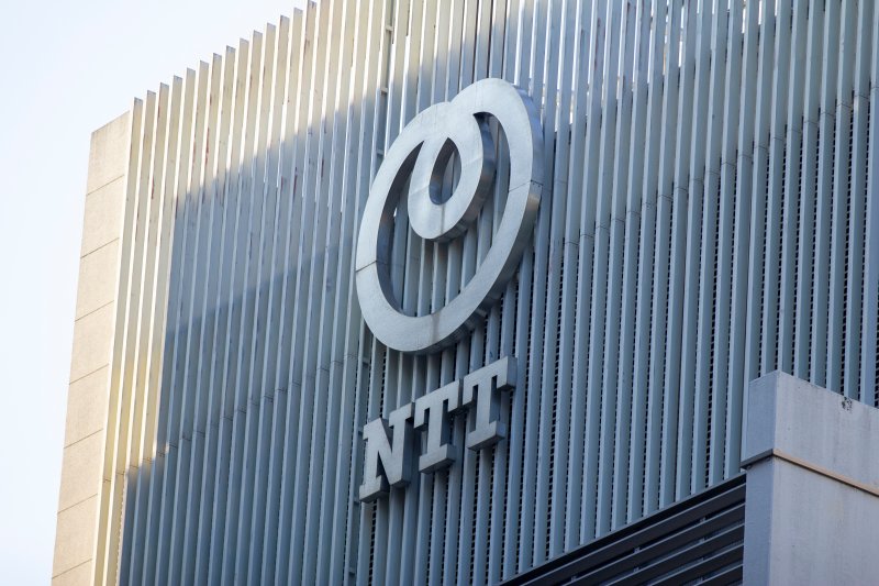 競争の激しい通信業界で、NTTの株価が10年連続で安定成長している理由とは?