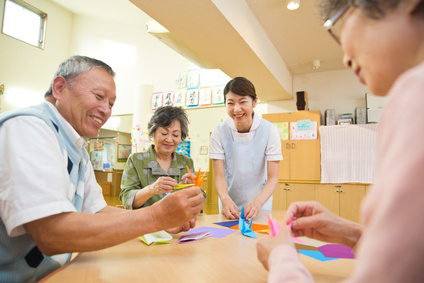 若者バイトを諦めてシニアと主婦に向かう企業たち