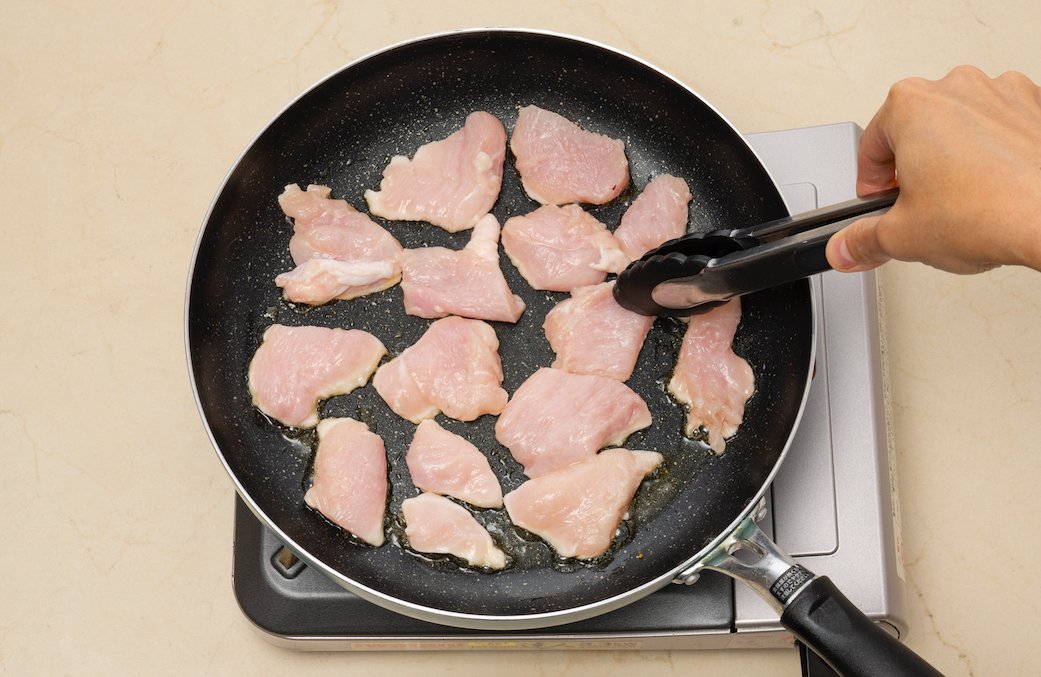 【裏ワザ料理】10分でできる! 鶏むね肉の「照り焼きチキン」の作り方