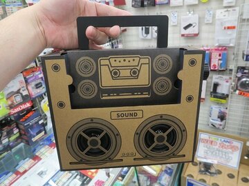 スマホを置くだけで大音量で鳴るラジカセ風デザインの「置くだけスピーカー」