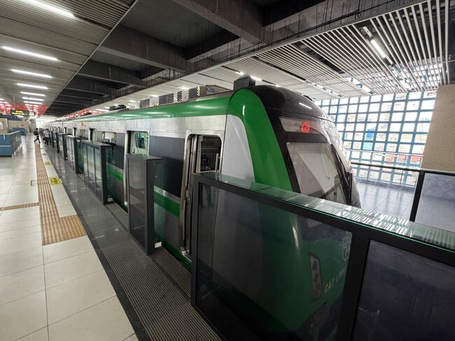 「巨大すぎる駅」「近すぎる鉄道」バイク800万台のハノイで見た“驚きの光景”【写真多数】